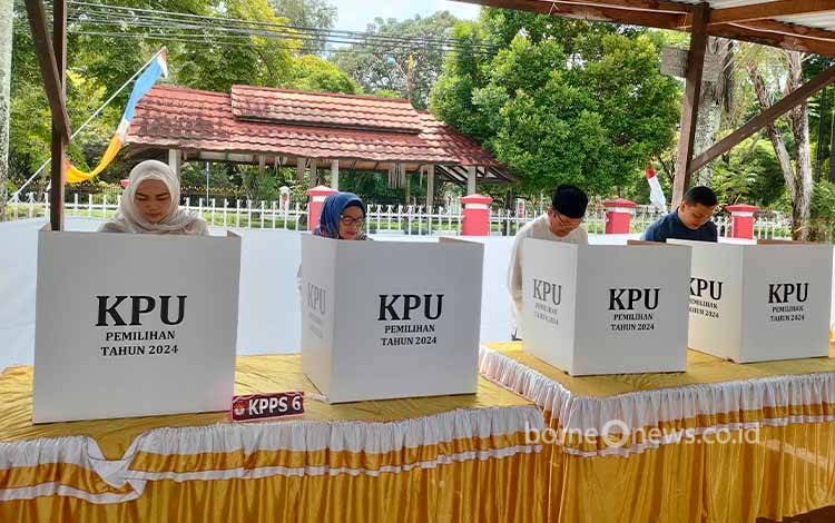 Achmad Diran dan Muhammad Syauqie Salurkan Hak Pilih di TPS 01 Menteng Palangka Raya