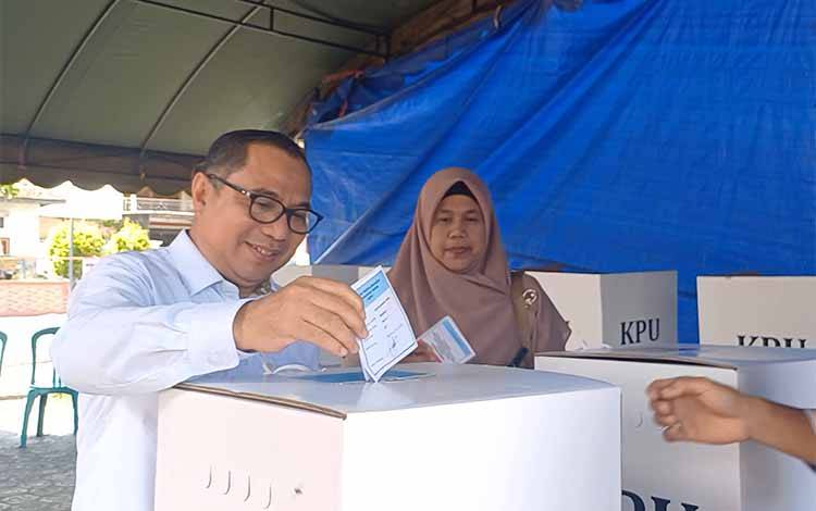 Mencoblos di TPS 005 Baamang Barat, Sanidin Optimis Menang Pilkada Kotim