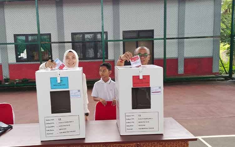 Calon Bupati Seruyan Nomor Urut 1 M Mukhlis Gunakan Hak Suara di TPS 011