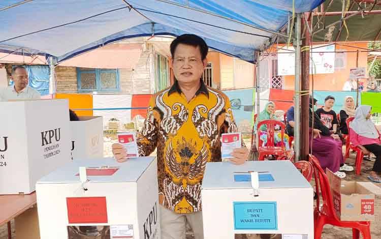 Calon Bupati Seruyan Nomor Urut 3 Ahmad Selanorwanda Gunakan Hak Pilih di TPS 06