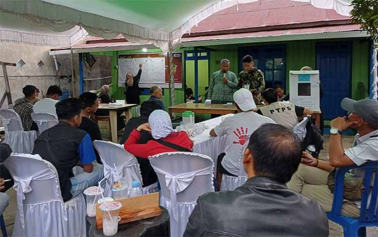 Penghitungan suara di TPS 011, Jalan Delima 5, Kelurahan Mentawa Baru Hilir, Kecamatan Mentawa Baru Ketapang. (FOTO: DEWIP)