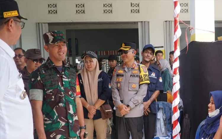 Dandim 1011 Kuala Kapuas Turut Tinjau TPS di Kapuas Bersama Forkopimda