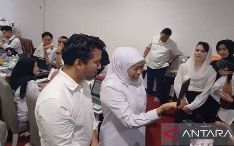 Jokowi Ucapkan Selamat ke Khofifah atas Keunggulan Versi Hitung CHepat