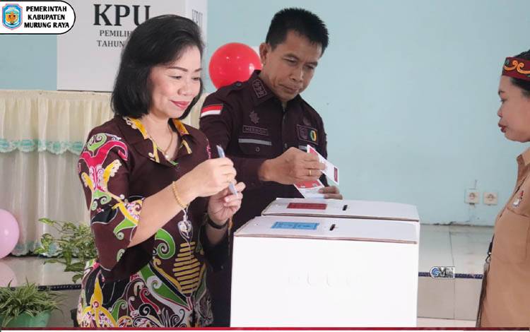 Pj Bupati Murung Raya Bersama Istri Mencoblos di TPS 21 pada Pilkada Serentak 2024
