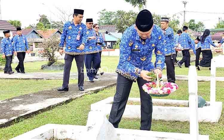 Peringati HUT Ke-53 KORPRI, Pemkab Kapuas Gelar Ziarah di TMP Kencana