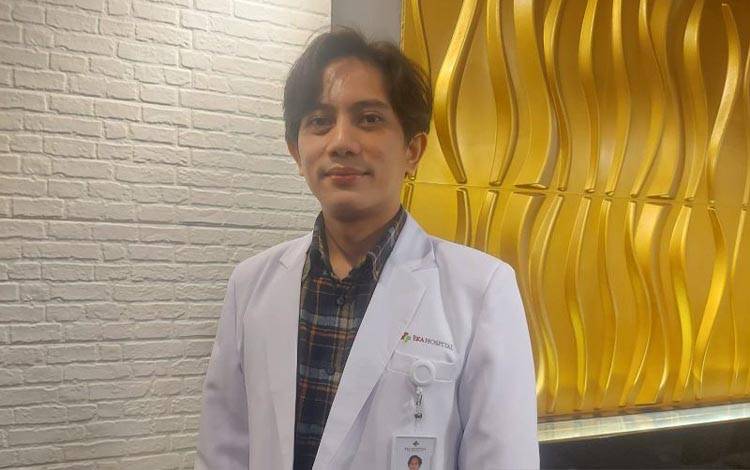 Dokter spesialis urologi Eka Hospital Permata Hijau dr. Alberth Ivan Parasian. (ANTARA/Irfan).