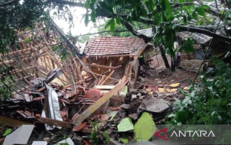 Petugas Minta Warga Terdampak Pergerakan Tanah Mengungsi Saat Hujan
