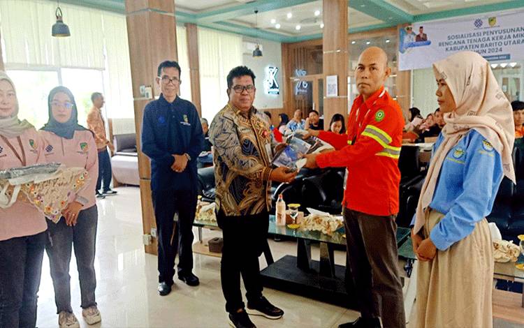 Disnakertranskop Barut Sosialisasi Penyusunan Rencana Tenaga Kerja Mikro 2024 untuk Dukung Peningkatan Ekonomi Daerah