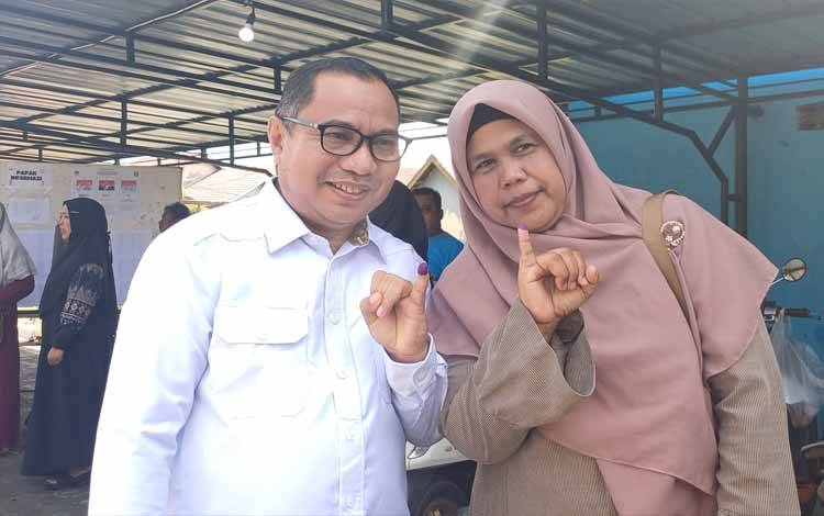 Calon Bupati Kotawaringin Timur nomor urut 2 Sanidin saat mencoblos di TPS 005 Baamang Barat. (FOTO: DEWIP)