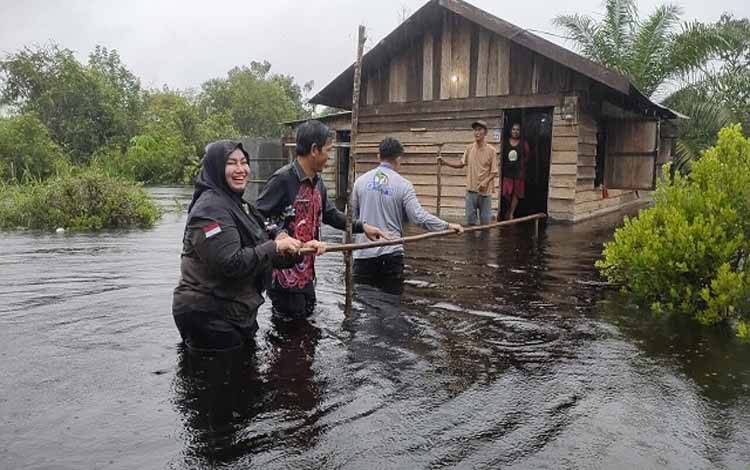 Wakil Bupati Kotim Tinjau Banjir di Desa Sei Ubar Mandiri dan Salurkan Bantuan