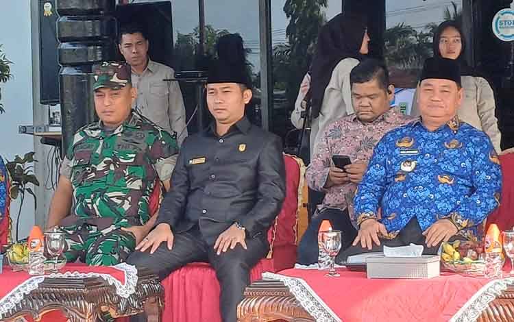 Anggota DPRD Kotawaringin Timur Angga Aditya Nugraha saat menghadiri peringatan Hari Guru Nasional, Jumat, 29 November 2024. (FOTO: DEWIP)