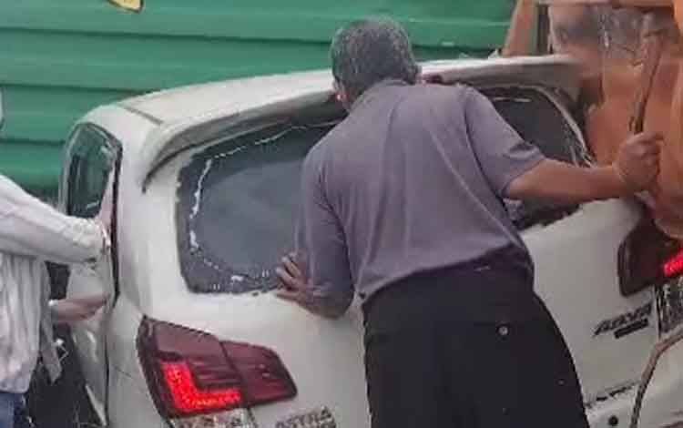 Truk Kontainer Terguling Timpa Mobil Ayla di Tikungan Kalampangan