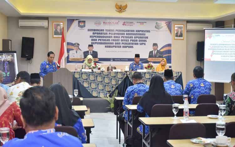 Disdukcapil Kapuas Gelar Bimtek Peningkatan Kapasitas Aparatur Pelayanan