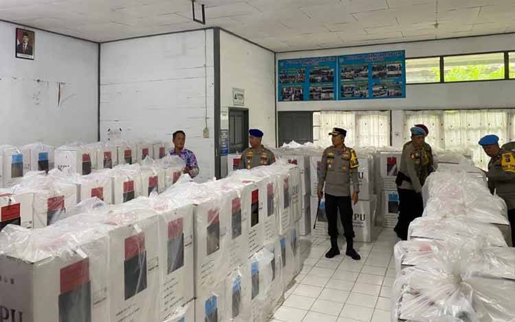 Kapolres Kapuas Pastikan Logistik Pilkada Aman dengan Cek Sejumlah PPK