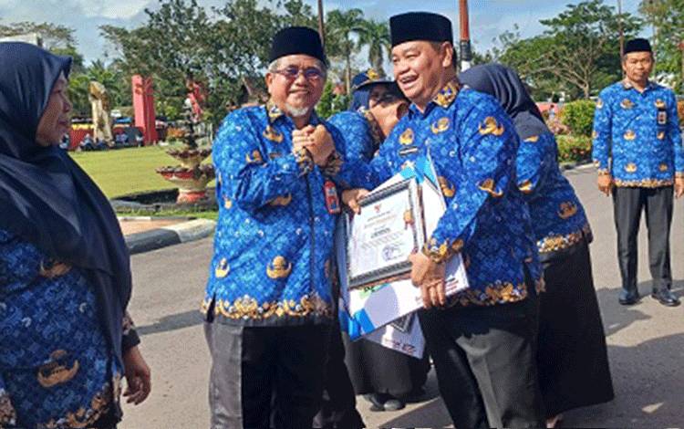 Bupati Kotim Lepas Kadis DLH Purna Tugas dengan Penuh Haru