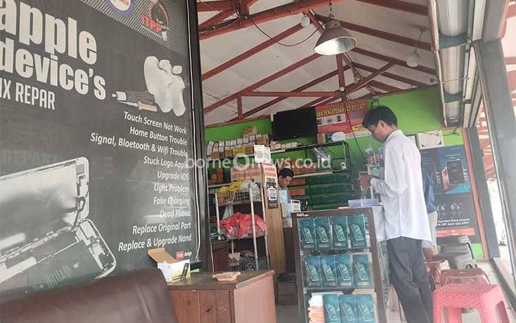 Orang Tua Perbaiki Ponsel Lama untuk Anak Hadapi Penilaian Akhir Semester