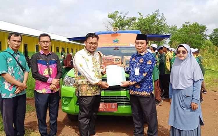 Disarpustaka Kapuas Hibahkan Buku untuk Pondok Pesantren Babussalam