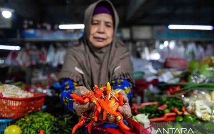Arsip foto - Pedagang menunjukkan cabai rawit yang dijual di Pasar Kosambi, Bandung, Jawa Barat, Senin (29/7/2024). ANTARA FOTO/Raisan Al Farisi/aww/aa.