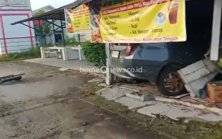 Oleng, Mobil Sigra Tabrak Dua Kendaraan dan Warung Makan di Palangka Raya