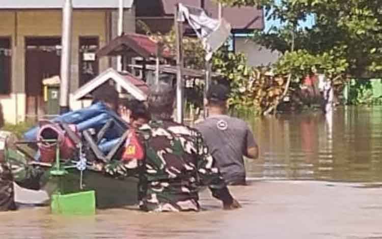 Personel Koramil Pujon Bantu Evakuasi Warga Terdampak Banjir