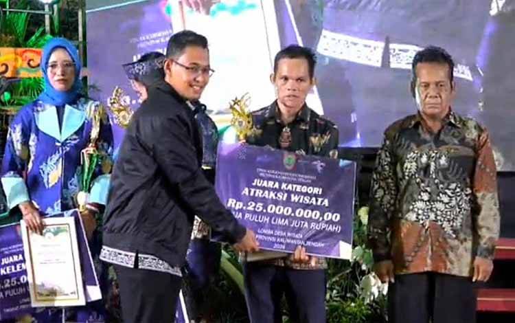Desa Pulau Patai Terima Penghargaan Desa Wisata Atraksi Terbaik di Kalteng