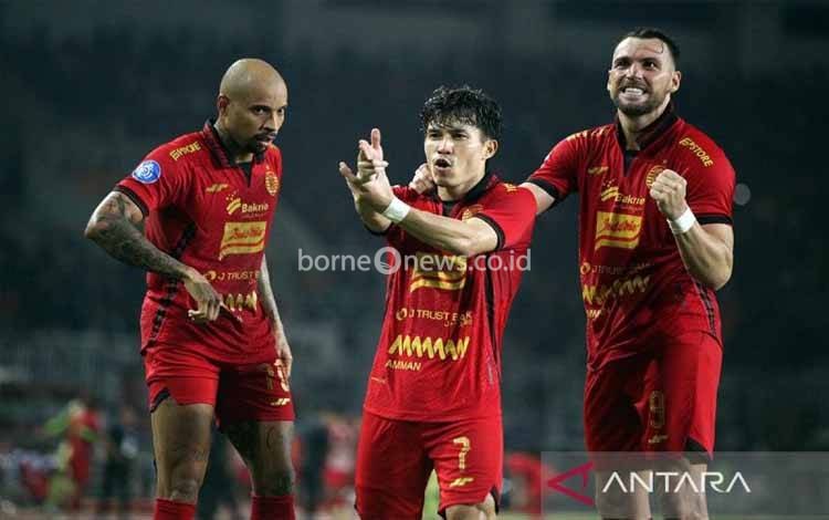 Foto arsip - Pesepak bola Persija Jakarta Ryo Matsumura (Tengah) berselebrasi dengan rekan setimnya setelah mencetak gol ke gawang Madura United dalam lanjutan BRI Liga 1 di Stadion Pakansari, Kabupaten Bogor, Jawa Barat, Rabu (6/11/2024). Persija Jakarta menang dengan skor 4-1. ANTARA FOTO/Yulius Satria Wijaya/rwa