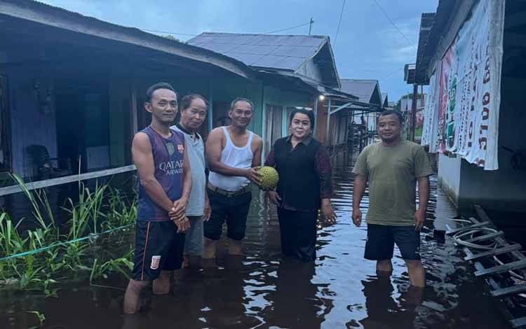 Lurah Langkai Tinjau Banjir Flamboyan Bawah