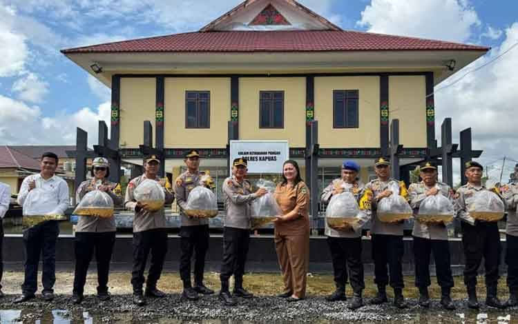 Dukung Ketahanan Pangan, Polres Kapuas Tebar 3.000 Benih Ikan