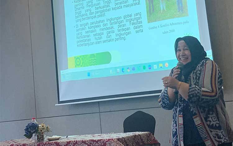 Ketua Program Studi S2 dan S3 PSL, Sekolah Pascasarjana USU, Prof Rahmawaty dalam FGD mengenai penelitian Arboretum Universitas Sumatera Utara atau USU dilaksanakan di Hotel Grandhika, Setia Budi, Medan. (Dokumentasi Prof Rahmawaty untuk Borneonews)