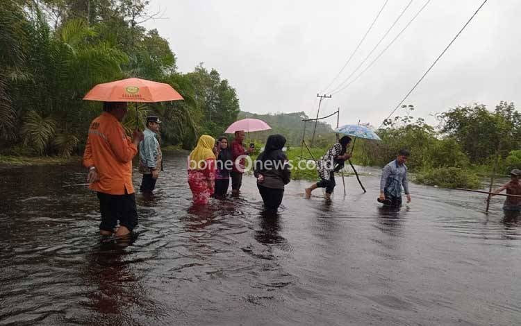 Banjir di Sungai Ubar Kotim Surut, Warga Mulai Kembali ke Rumah