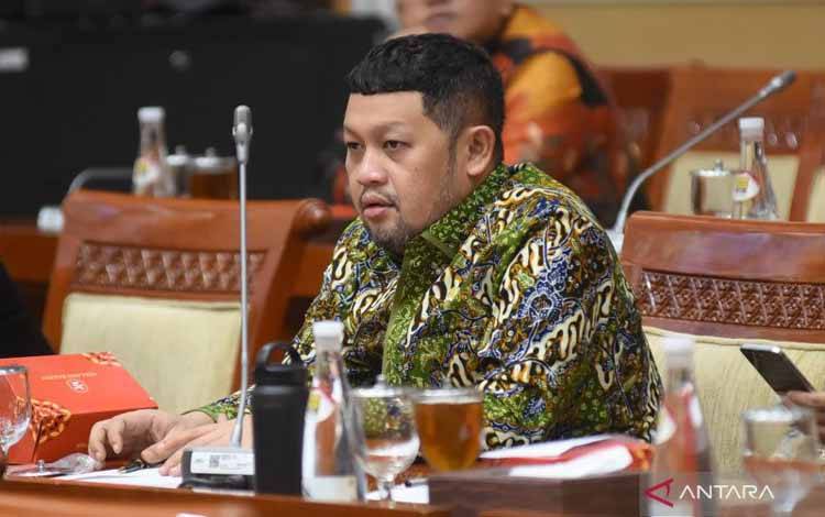 Anggota DPR Usul Polisi hanya Dibekali Tongkat Panjang saat Berpatroli