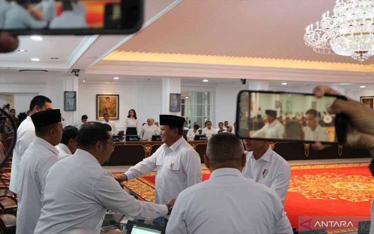 Presiden RI Prabowo Subianto menyapa para menteri sebelum Sidang Kabinet Paripurna di Ruang Sidang Kabinet, Istana Kepresidenan, Jakarta, Senin (2/12/2024). ANTARA/Rangga Pandu Asmara Jingga