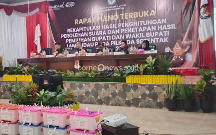 Komisi Pemilihan Umum Kabupaten Lamandau saat menggelar rekapitulasi hasil penghitungan suara tingkat Kabupaten. (FOTO : HENDI NURFALAH)