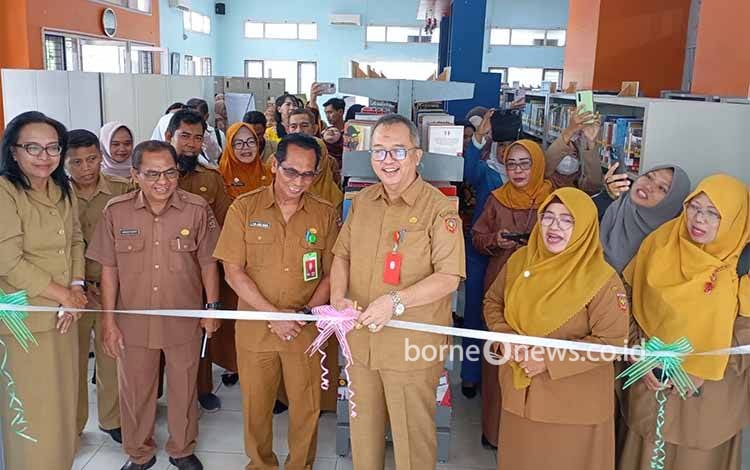 Kepala Dispursip Kobar M Rosihan Pribadi (tengah) secara resmi luncurkan ratusan buku baru tahun 2024, Selasa, 3 Desember 2024 (FOTO: IST)