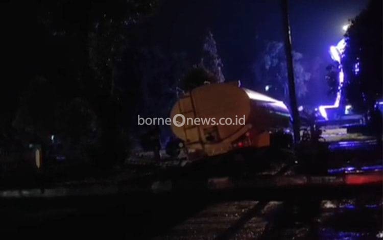 Diduga Rem Blong, Truk CPO Menabrak Bundaran KB Sampit