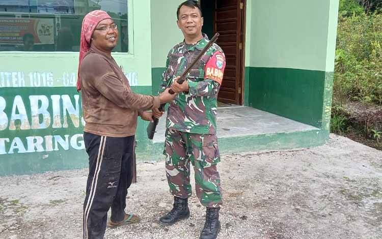 Warga Tumbang Talaken Serahkan Senjata Api Rakitan Kepada Koramil 1016-04 Manuhing