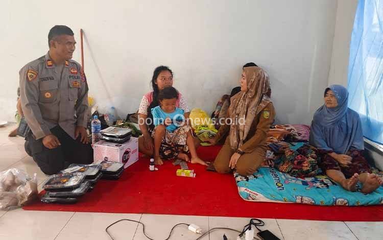 Lurah Kalampangan Yunita Martina didampingi Kapolsek Sebangau Iptu Ahmad Taufiq saat meninjau kondisi masyarakat yang mengungsi di Aula Kelurahan Kalampangan (Foto : IST)