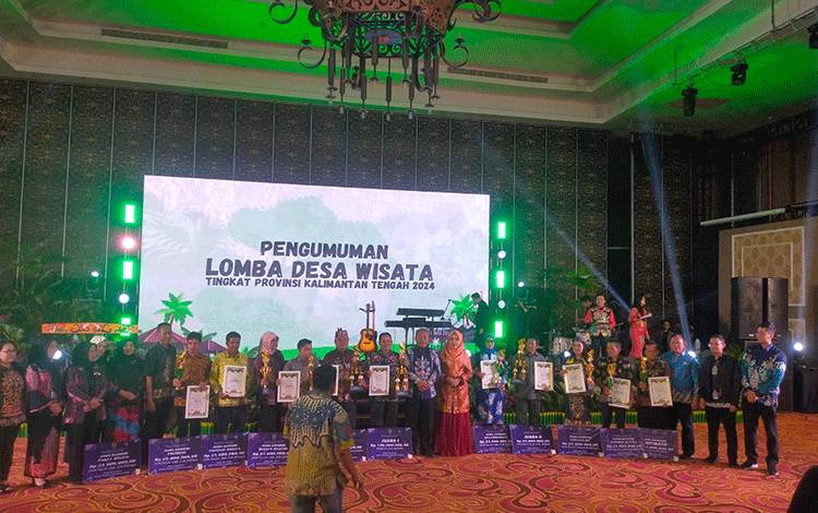 Kepala OJK Kalteng Turut Berikan Hadiah kepada Pemenang Lomba Desa Wisata 2024