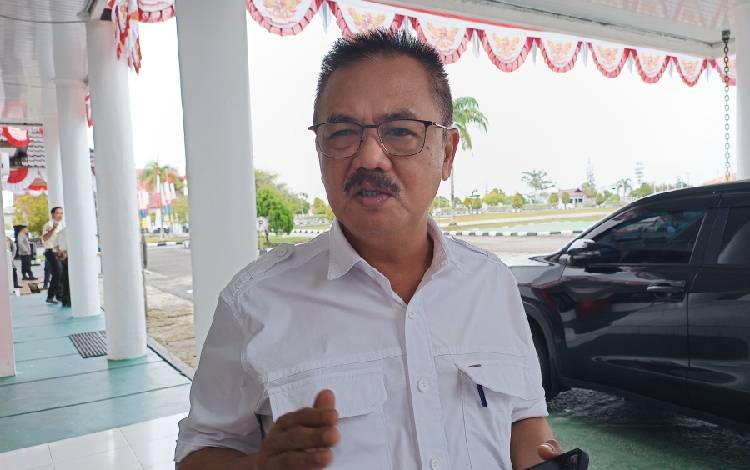 Pj Bupati Gunung Mas Herson B Aden saat ditemui wartawan. (FOTO: RISKA YULYANA)