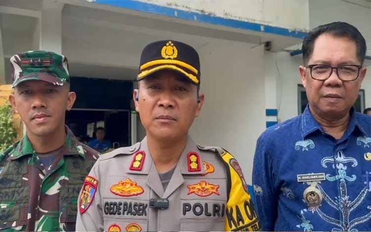 Personel Gabungan Lakukan Pengamanan Rapat Pleno Rekapitulasi Hasil Pilkada Serentak di Kapuas