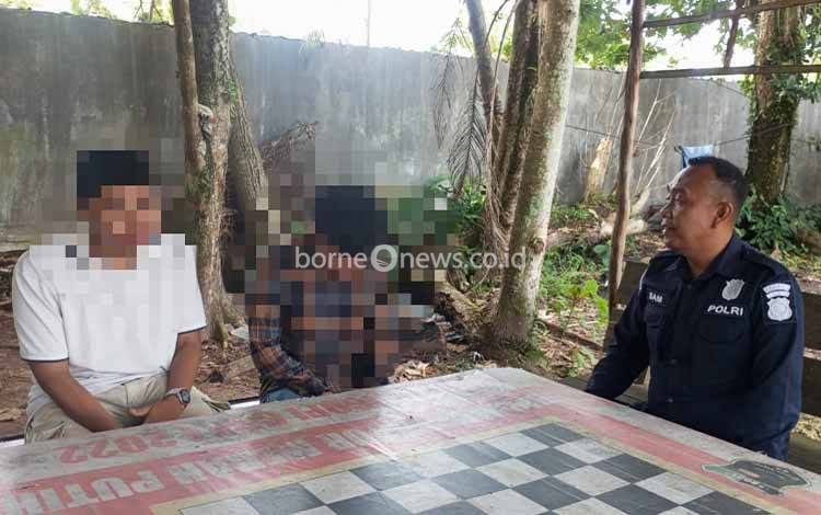 A dan B saat dibina oleh Ketua Tim Virtual Police Bidhumas Polda Kalteng Ipda Shamsuddin (Foto : PATHUR)