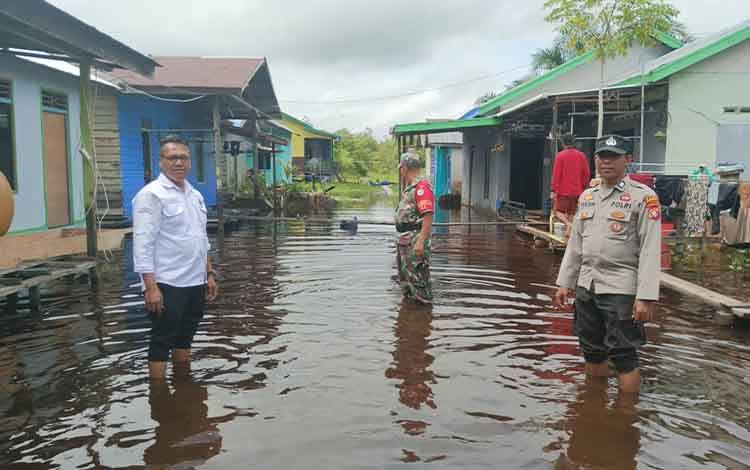 Personel Polsek Arsel Pantau Lokasi Banjir di Permukiman Warga