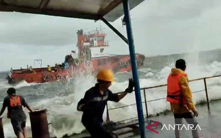 Tim SAR Selamatkan 10 Kru Kapal Tenggelam di Laut Tabuneo Kalsel