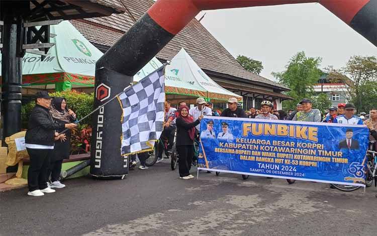 Bupati Kotawaringin Timur Halikinnor melepas Fun Bike HUT ke-53 KORPRI, Jumat, 6 Desember 2024. (FOTO: DEWIP)