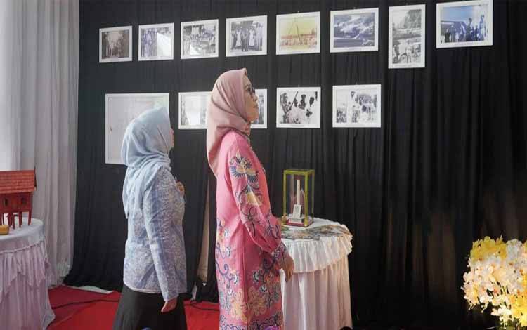 Pj Wali Kota Palangka Raya, Hera Nugrahayu melihat koleksi foto-foto sejarah perjalanan Kota Cantik di Museum yang baru diresmikan. (FOTO: HUMAS)