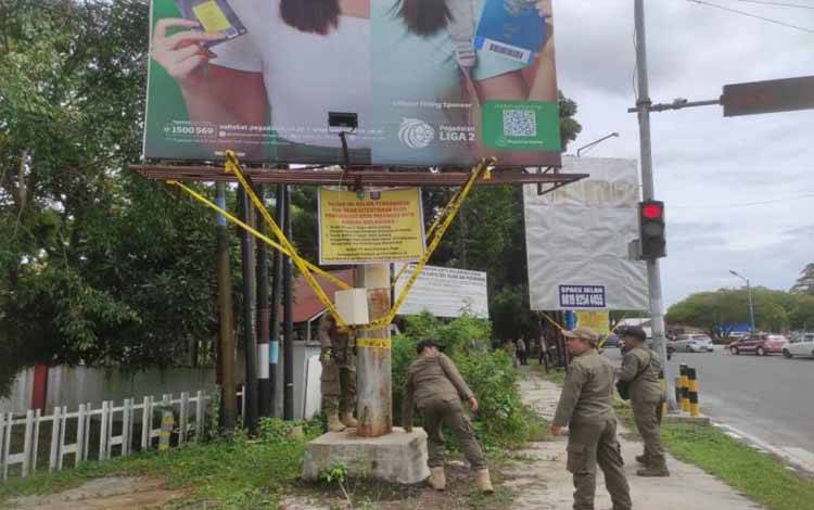 Satpol PP Palangka Raya Segel Sejumlah Baliho Tak Berizin