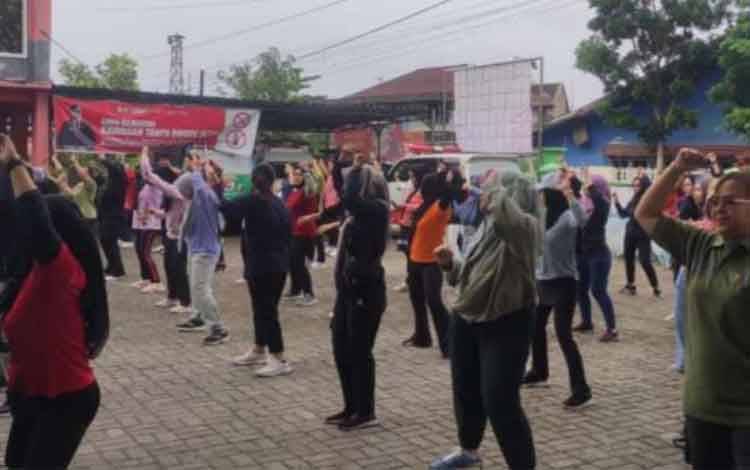Dinkes Kapuas Adakan Senam Bersama dan Pemeriksaan Kesehatan Pegawai