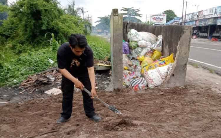Pengurukan TPS oleh Dinas Lingkungan Hidup Palangka Raya. (FOTO: HENDRI)