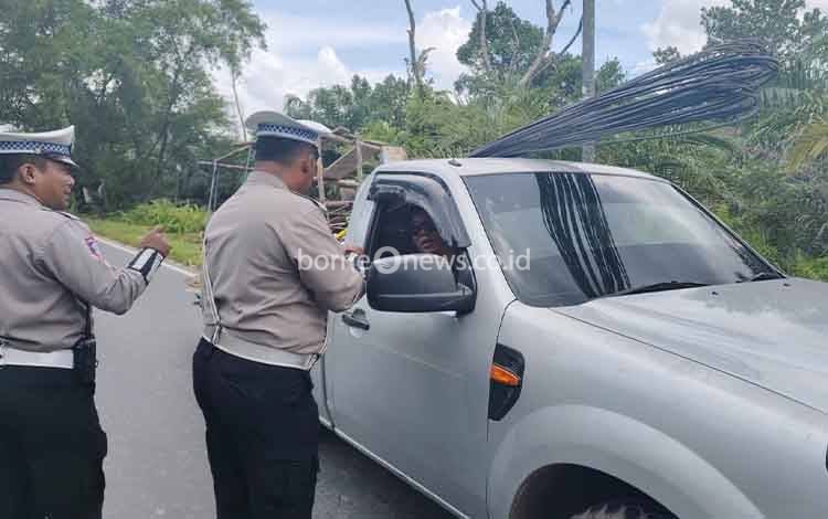 Kasatlantas Polresta Palangka Raya Imbau Masyarakat Waspada Berkendara di Musim Hujan