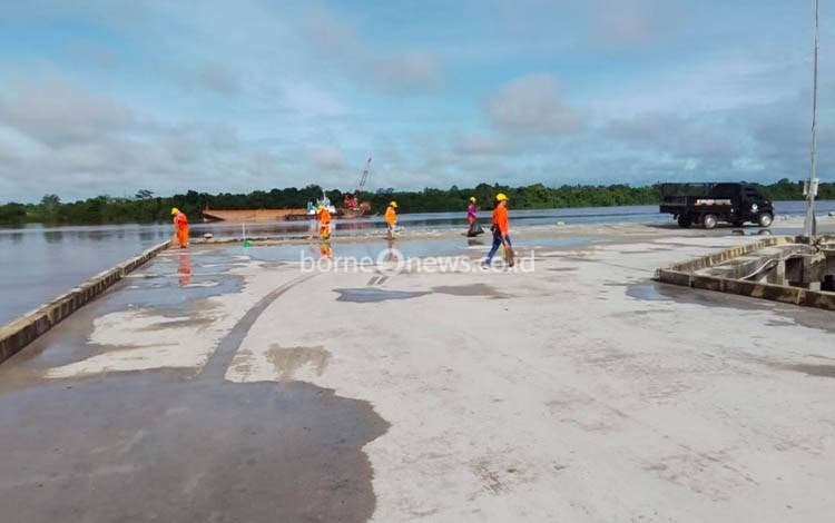 Membangun Budaya Bersih Bersama: DLHK dan KSOP Pulpis Lakukan Pembersihan Pelabuhan
